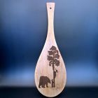 [R2131] Raquette de pala gravée d’un ours et d’oursons escaladant un arbre