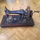 [R2213] Ancienne machine à coudre à manivelle