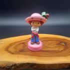 [R2324] Figurine Charlotte aux fraises