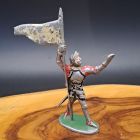 [R2589] Figurine Quiralu Aludo ? Jeanne d arc ? porte drapeau ? Moyen-âge