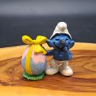 [R2617] Figurine Schtroumpf farceur avec un gros œuf de pâques