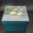 [R2651] Boite carton oies avec ruban bleu