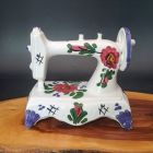 [R2654] Petite machine à coudre en céramique peinte à la main, Motif floral, Style rétro vintage